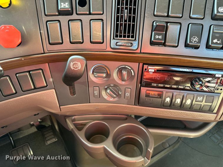 image for item EJ7085 2016 Volvo VN Series semi truck