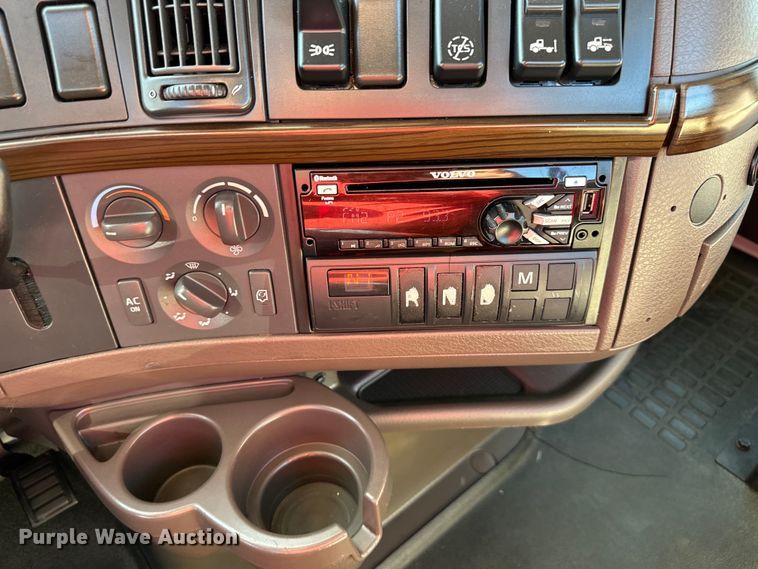 image for item EJ7085 2016 Volvo VN Series semi truck