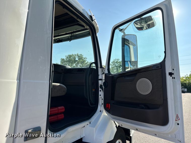 image for item EJ7085 2016 Volvo VN Series semi truck