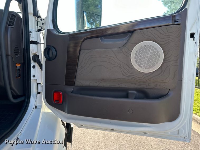 image for item EJ7085 2016 Volvo VN Series semi truck