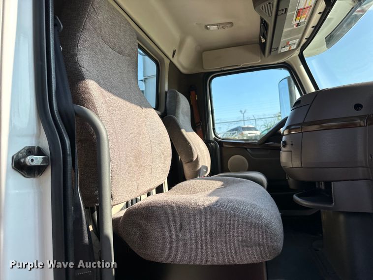 image for item EJ7085 2016 Volvo VN Series semi truck