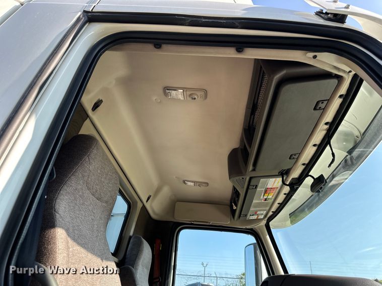 image for item EJ7085 2016 Volvo VN Series semi truck