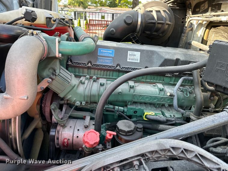 image for item EJ7085 2016 Volvo VN Series semi truck