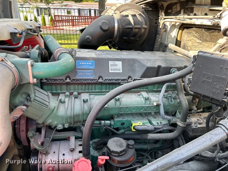 image for item EJ7085 2016 Volvo VN Series semi truck