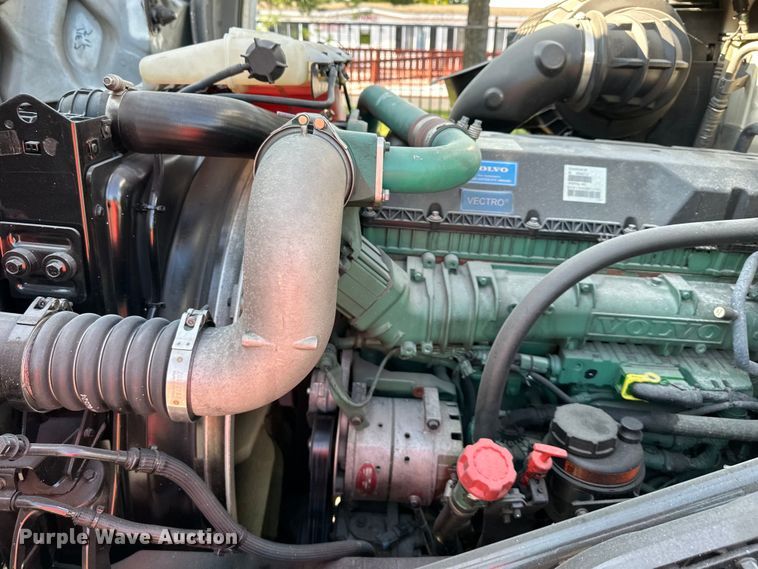 image for item EJ7085 2016 Volvo VN Series semi truck