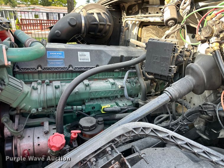 image for item EJ7085 2016 Volvo VN Series semi truck