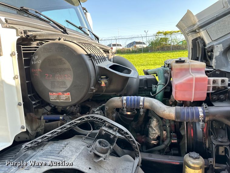 image for item EJ7085 2016 Volvo VN Series semi truck