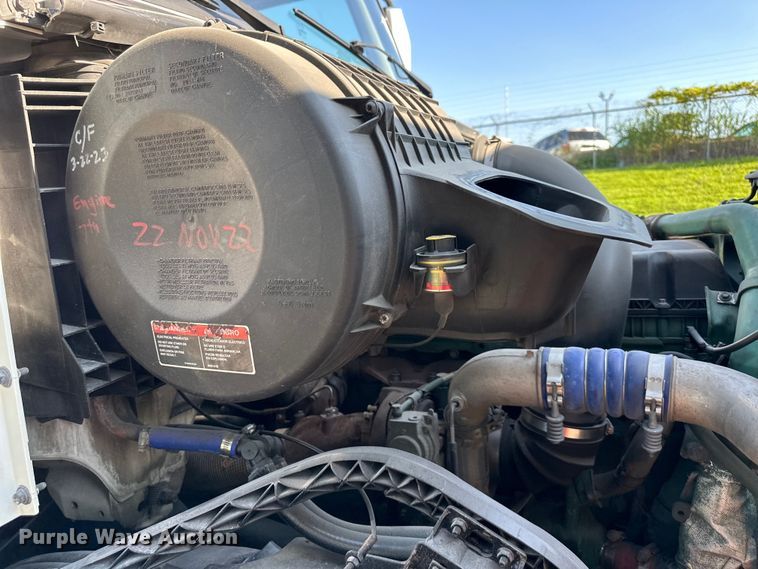 image for item EJ7085 2016 Volvo VN Series semi truck