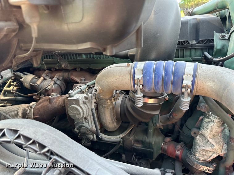 image for item EJ7085 2016 Volvo VN Series semi truck