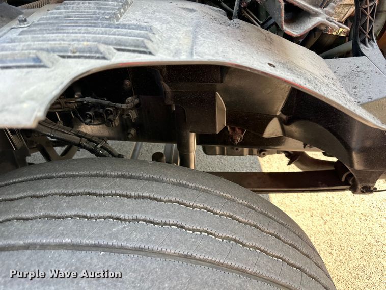 image for item EJ7085 2016 Volvo VN Series semi truck