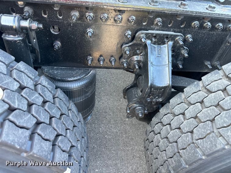 image for item EJ7085 2016 Volvo VN Series semi truck