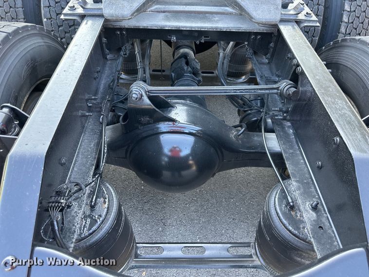 image for item EJ7085 2016 Volvo VN Series semi truck