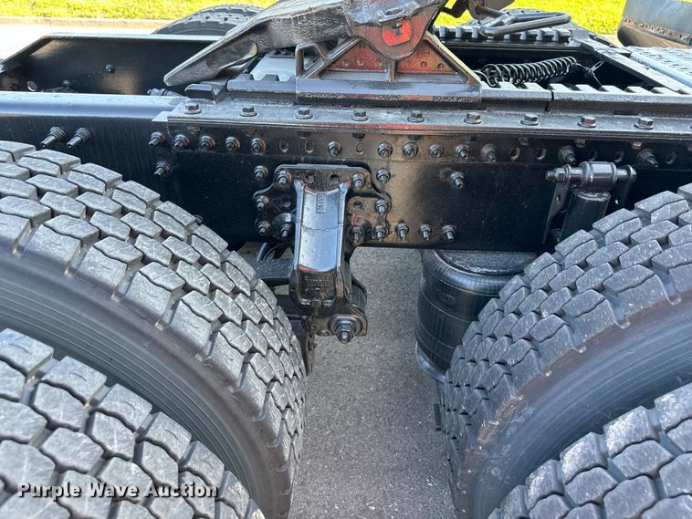 image for item EJ7085 2016 Volvo VN Series semi truck