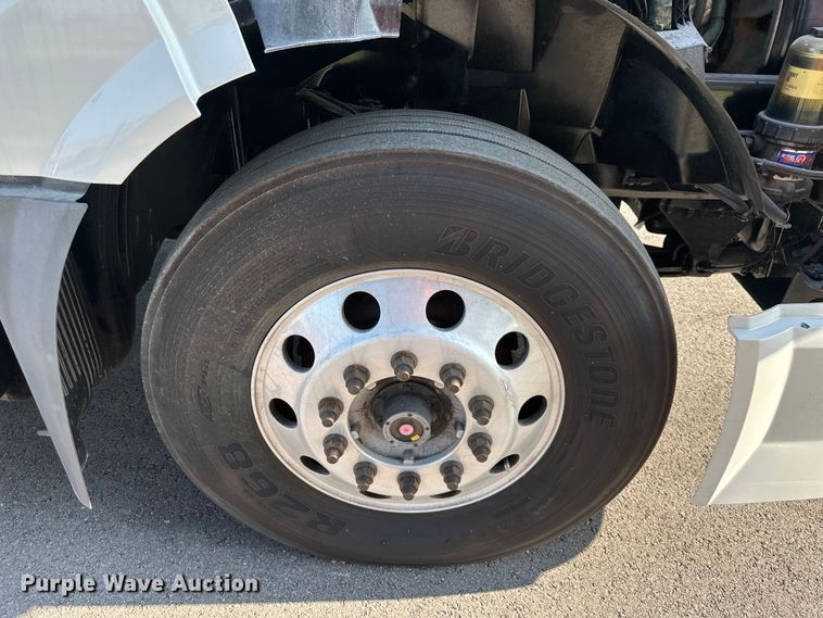 image for item EJ7085 2016 Volvo VN Series semi truck