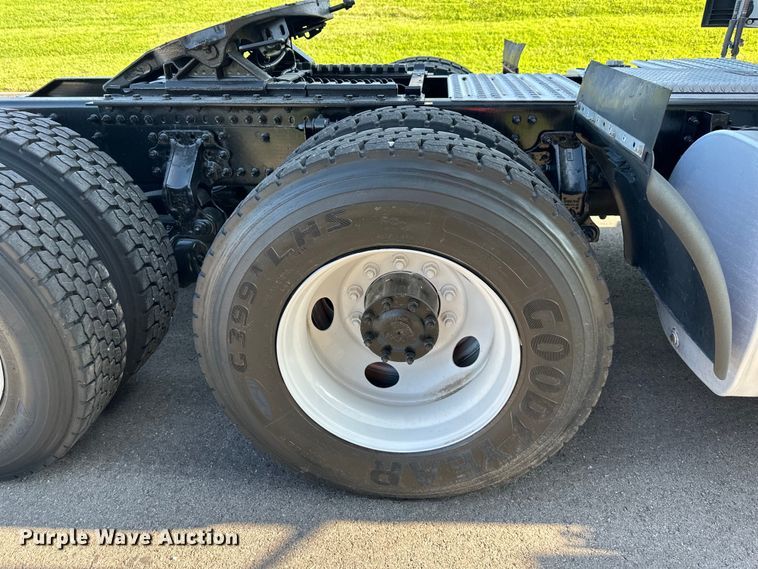 image for item EJ7085 2016 Volvo VN Series semi truck