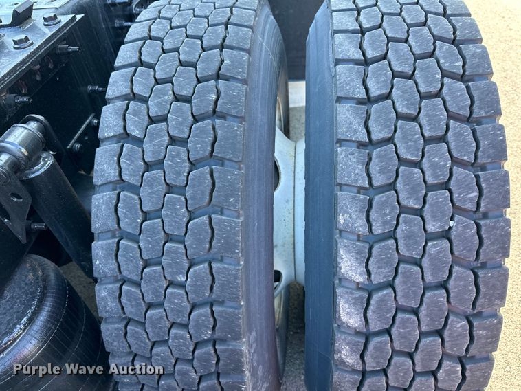 image for item EJ7085 2016 Volvo VN Series semi truck