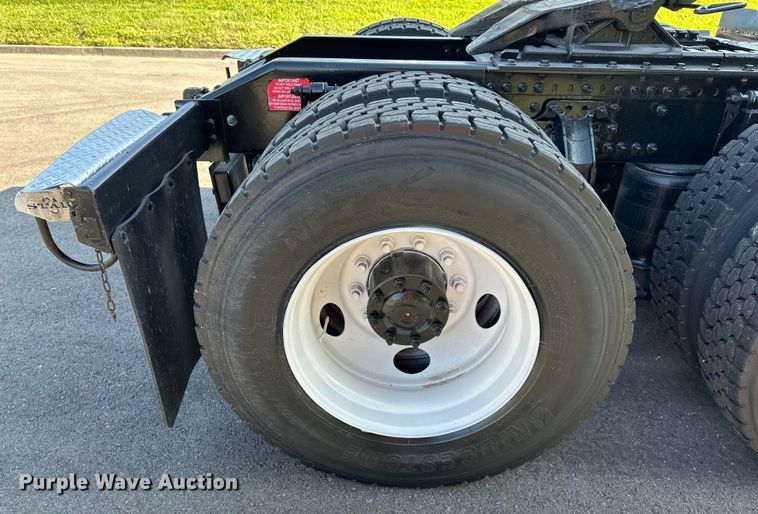 image for item EJ7085 2016 Volvo VN Series semi truck