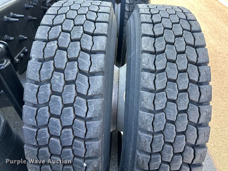 image for item EJ7085 2016 Volvo VN Series semi truck