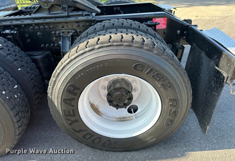 image for item EJ7085 2016 Volvo VN Series semi truck