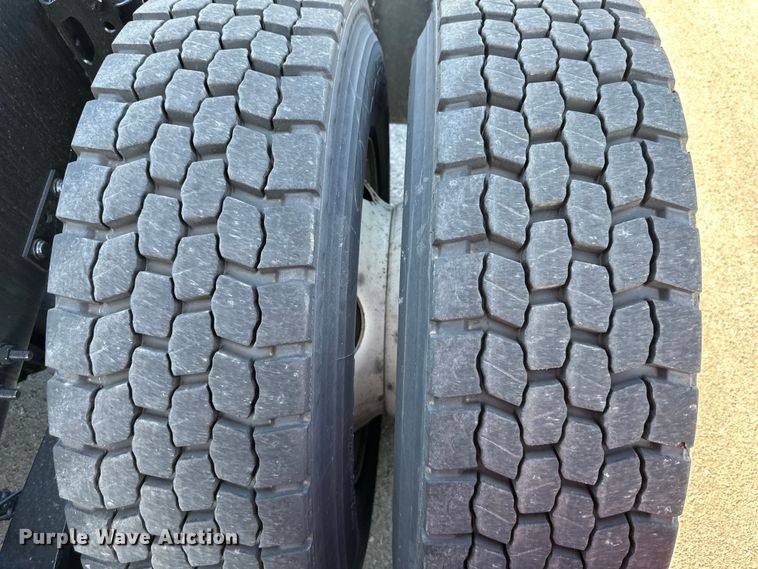 image for item EJ7085 2016 Volvo VN Series semi truck