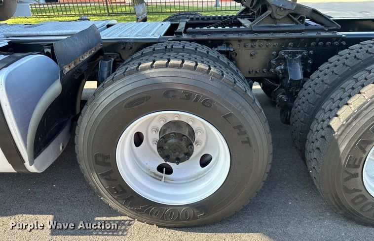 image for item EJ7085 2016 Volvo VN Series semi truck