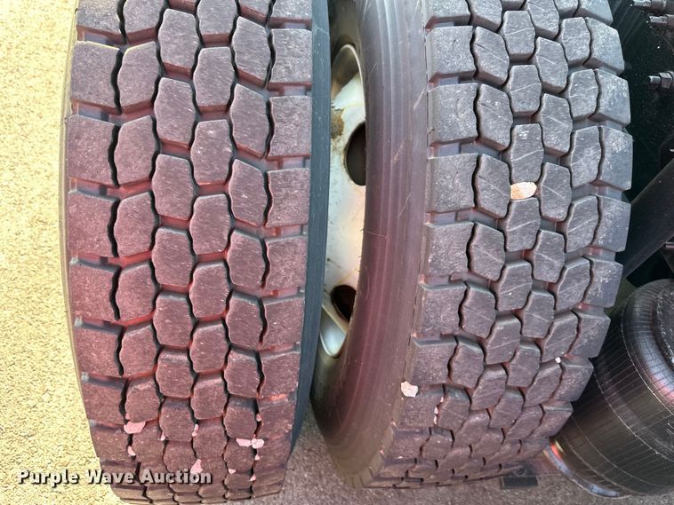 image for item EJ7085 2016 Volvo VN Series semi truck