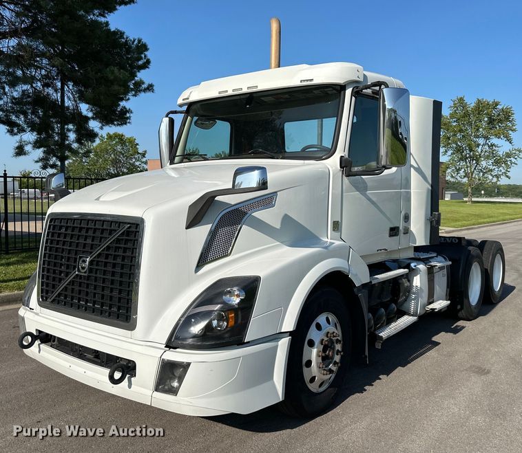 image for item EJ7086 2017 Volvo VN Series semi truck