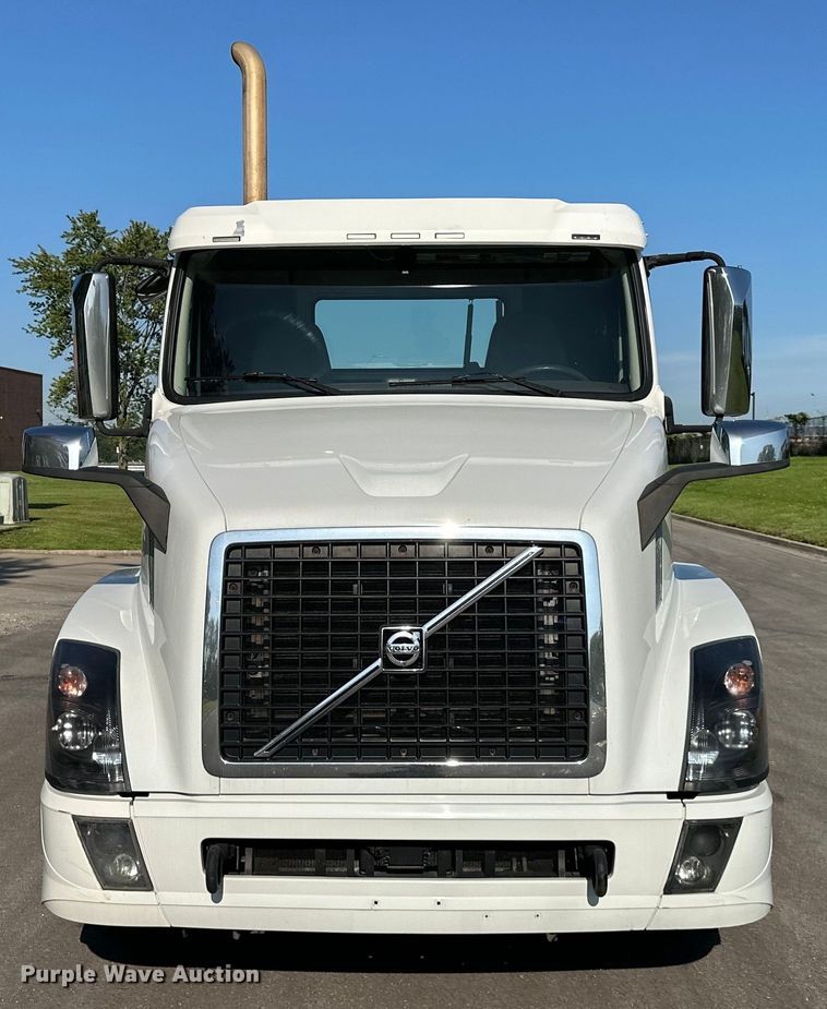 image for item EJ7086 2017 Volvo VN Series semi truck