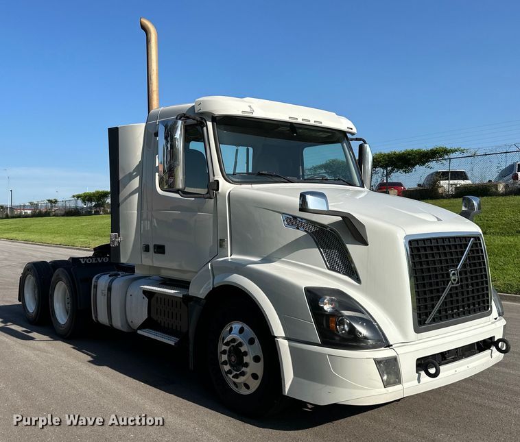 image for item EJ7086 2017 Volvo VN Series semi truck