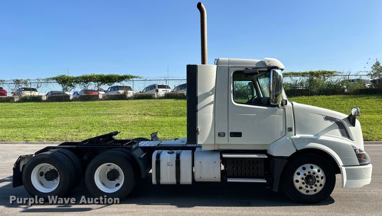 image for item EJ7086 2017 Volvo VN Series semi truck