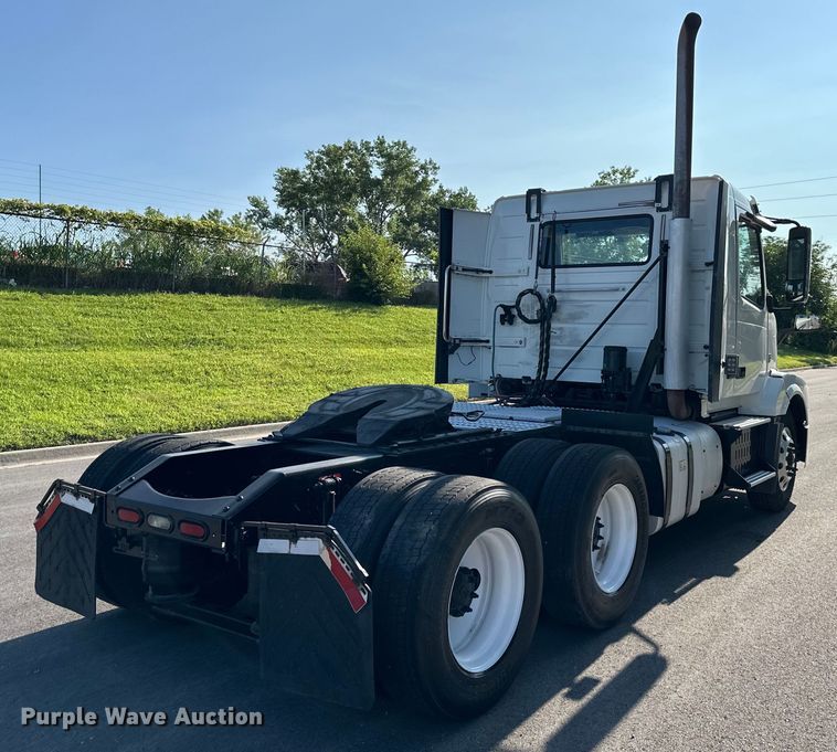 image for item EJ7086 2017 Volvo VN Series semi truck
