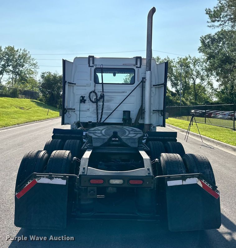 image for item EJ7086 2017 Volvo VN Series semi truck