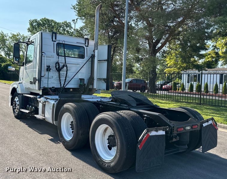image for item EJ7086 2017 Volvo VN Series semi truck