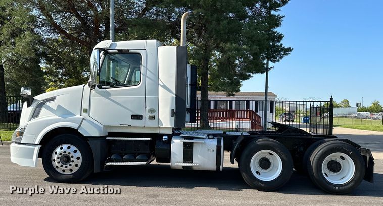 image for item EJ7086 2017 Volvo VN Series semi truck