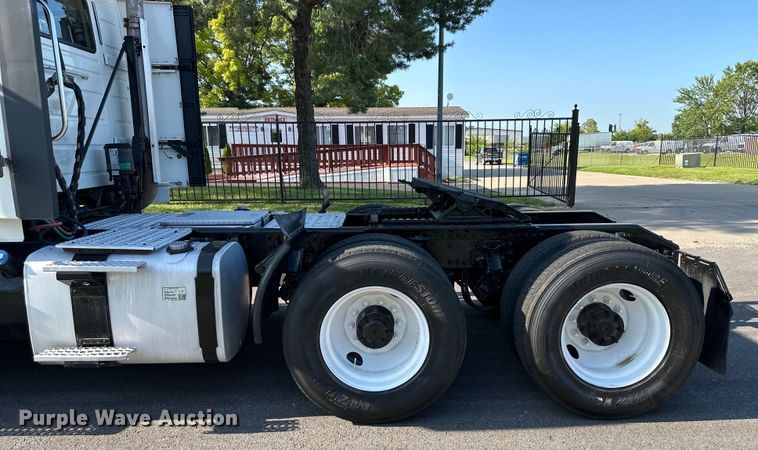 image for item EJ7086 2017 Volvo VN Series semi truck