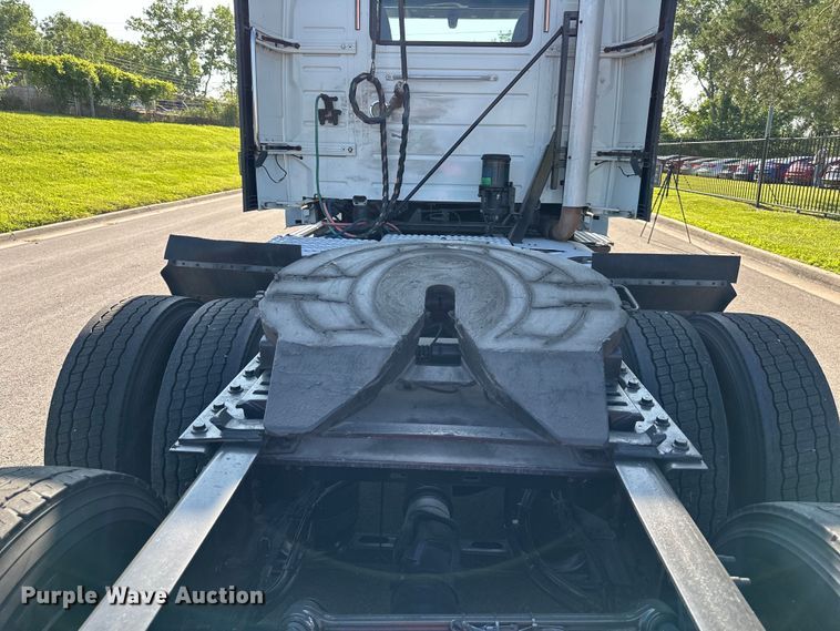 image for item EJ7086 2017 Volvo VN Series semi truck