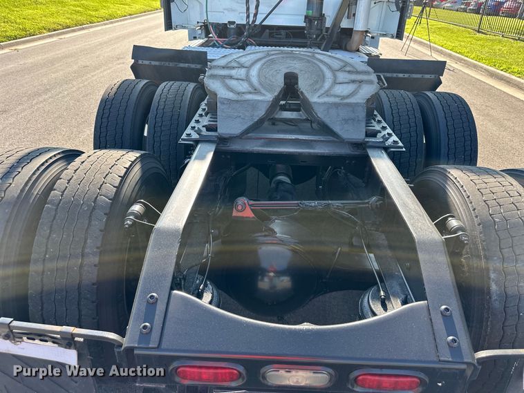 image for item EJ7086 2017 Volvo VN Series semi truck