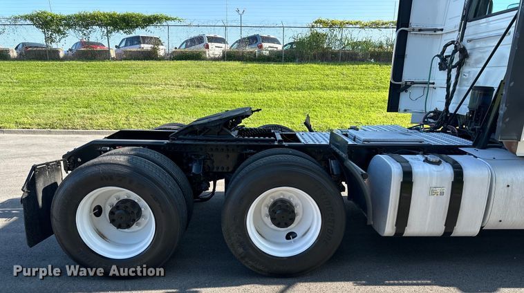 image for item EJ7086 2017 Volvo VN Series semi truck
