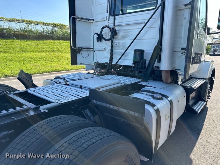 image for item EJ7086 2017 Volvo VN Series semi truck