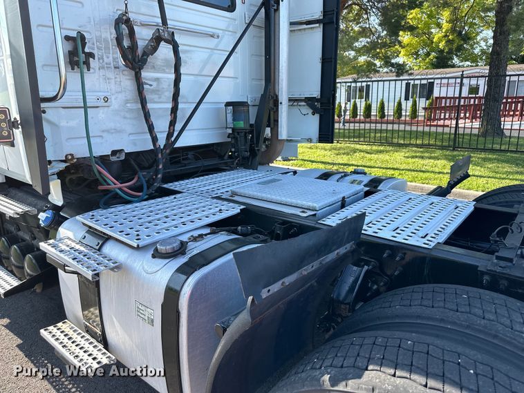 image for item EJ7086 2017 Volvo VN Series semi truck