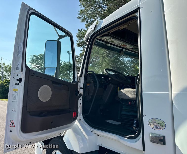 image for item EJ7086 2017 Volvo VN Series semi truck