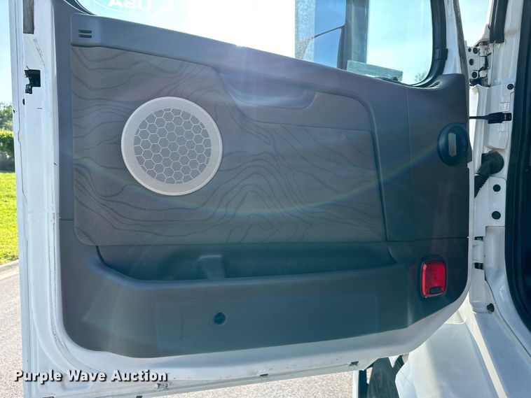 image for item EJ7086 2017 Volvo VN Series semi truck