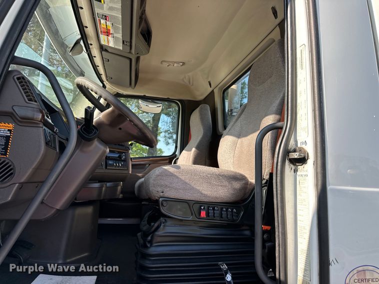 image for item EJ7086 2017 Volvo VN Series semi truck