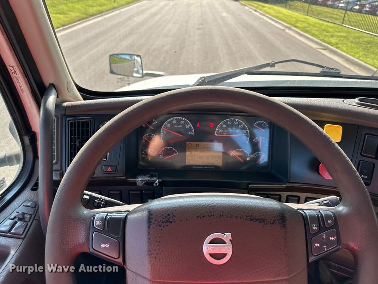 image for item EJ7086 2017 Volvo VN Series semi truck