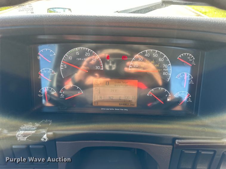 image for item EJ7086 2017 Volvo VN Series semi truck