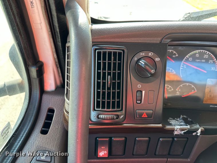 image for item EJ7086 2017 Volvo VN Series semi truck