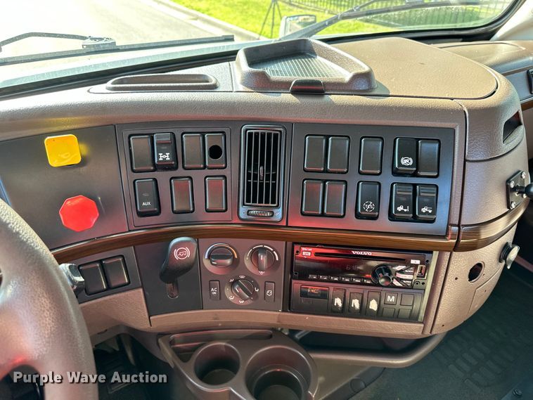 image for item EJ7086 2017 Volvo VN Series semi truck