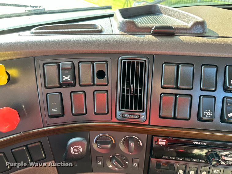 image for item EJ7086 2017 Volvo VN Series semi truck