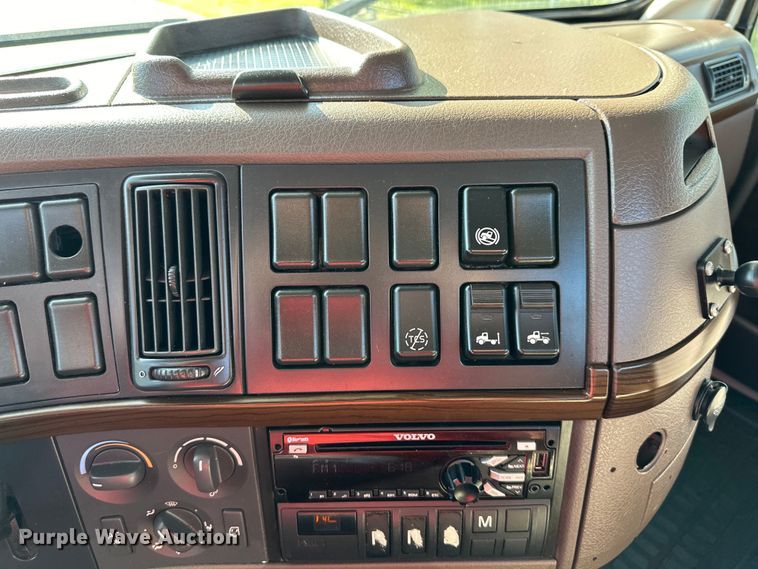 image for item EJ7086 2017 Volvo VN Series semi truck