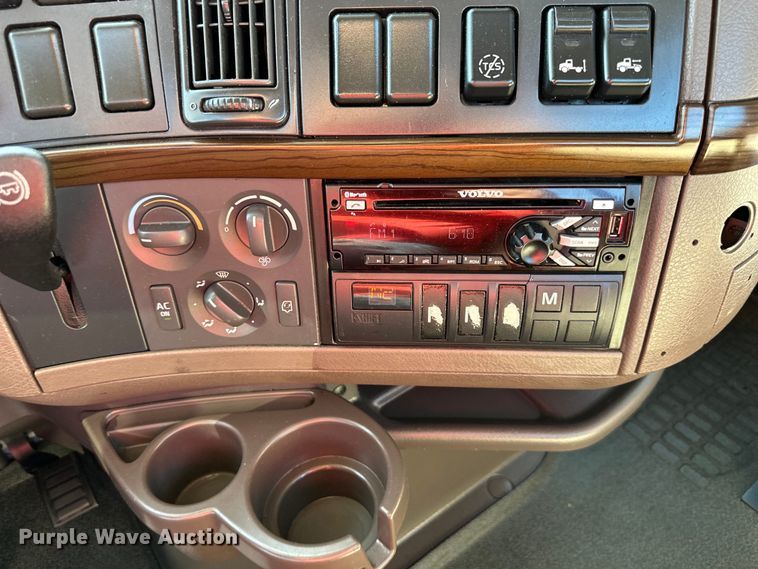 image for item EJ7086 2017 Volvo VN Series semi truck